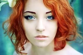 Який колір волосся підходить до синіх очей?