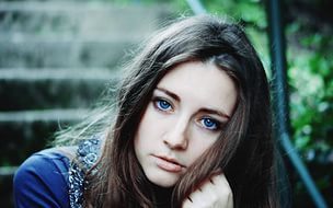 Який колір волосся підходить до синіх очей?