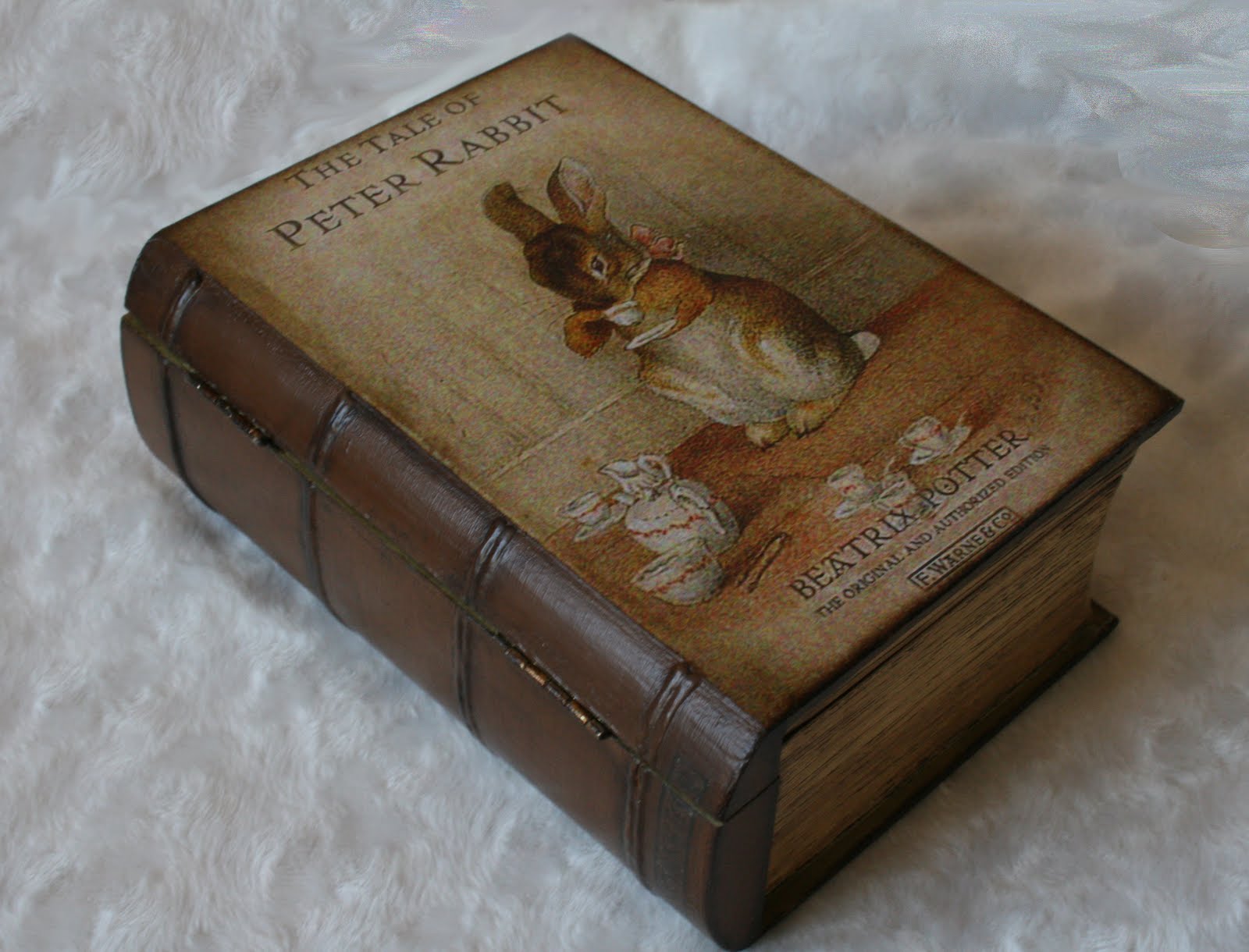 Як зробити шкатулку з книги?