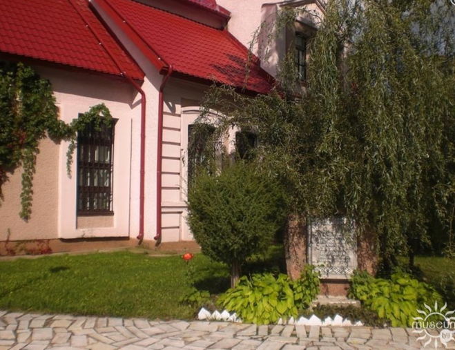 Який пам'ятник знаходиться біля Городоцького районного музею? Чому?