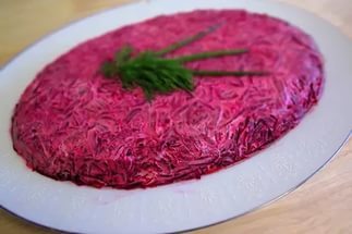 Чи потрібно солити шари салату & quot; Оселедець під шубою & quot ;?