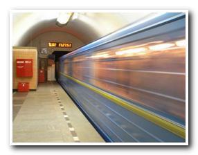 З якою швидкістю їздять потяги в метро?