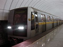 З якою швидкістю їздять потяги в метро?