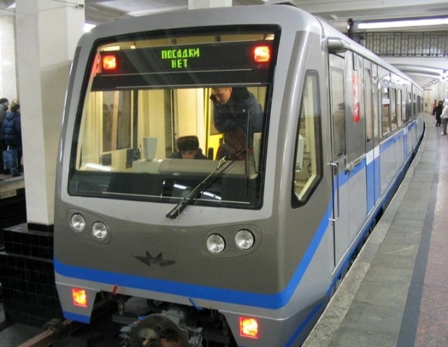 З якою швидкістю їздять потяги в метро?