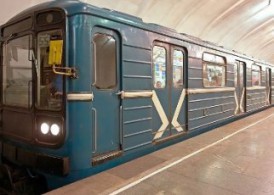З якою швидкістю їздять потяги в метро?