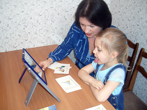 З якого віку краще займатися з логопедом дітям?