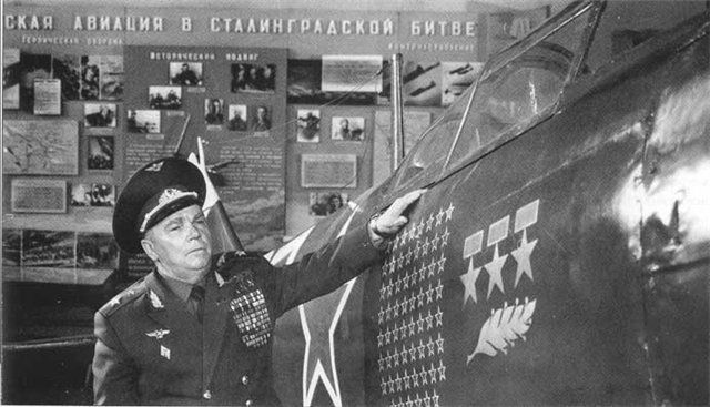 Хто герой ВВВ в Україні - Бандера чи Кожедуб?