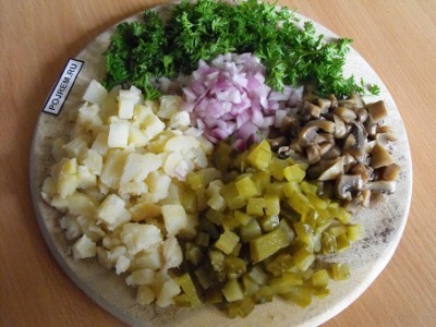 Підкажіть рецепт салату з маринованими огірками?