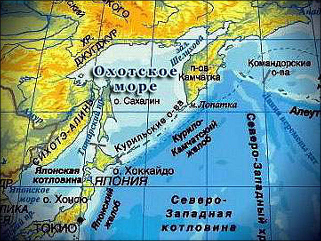 Які острова відокремлюють Охотське море від океану?