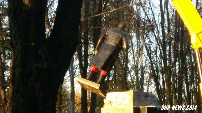 Чому в Волновасі Ленін у вишиванці?