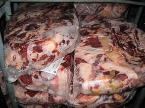 З чого роблять м'ясні напівфабрикати? Там є м'ясо? Чиє?