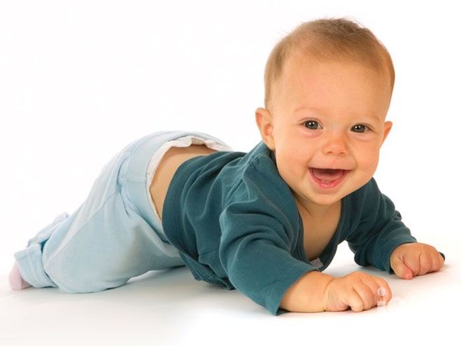 младенческий возраст. маленькие дети. фотосессия малышей с погремушками. малыш ползет. погремушка для детей.