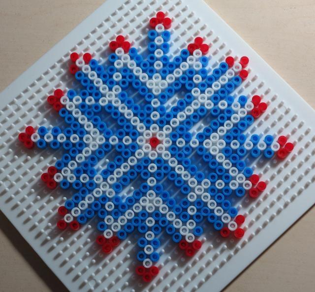 Снежинка из термомозаики схема. Схемы термомозайки Снежинка. ПЮСЛА Снежинка. Pyssla Снежинка. Снежинка из термомозаики.