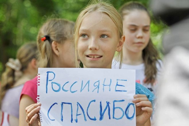 Чи потрібно допомагати біженцем з України?