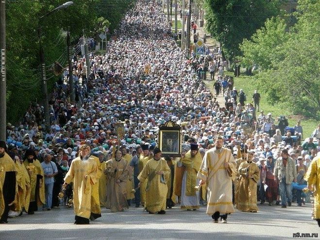 Як ставляться прості українці до хрещеного ходу православних?