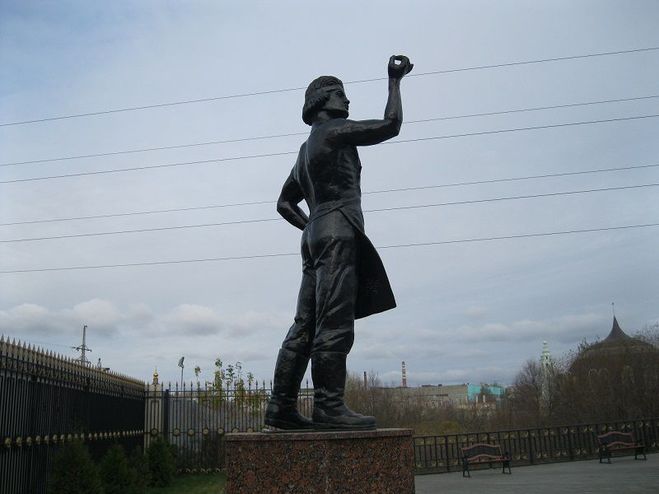 Кому цей пам'ятник і де він встановлений? Кому цей пам'ятник і де він встановлений?