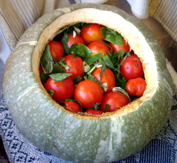 Засолка огурцов в тыкве. Рецепт огурцов в тыкве. Подновские огурцы в тыкве. Соленые огурцы в тыкве. Засолка огурцов в тыкве.