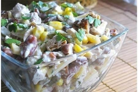 Які дешеві ситні салати ви знаєте?
